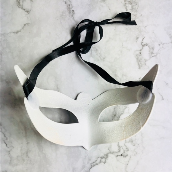 Sexy Mysterious Silver Masquerade Mask with Ties - Picture 4 of 6